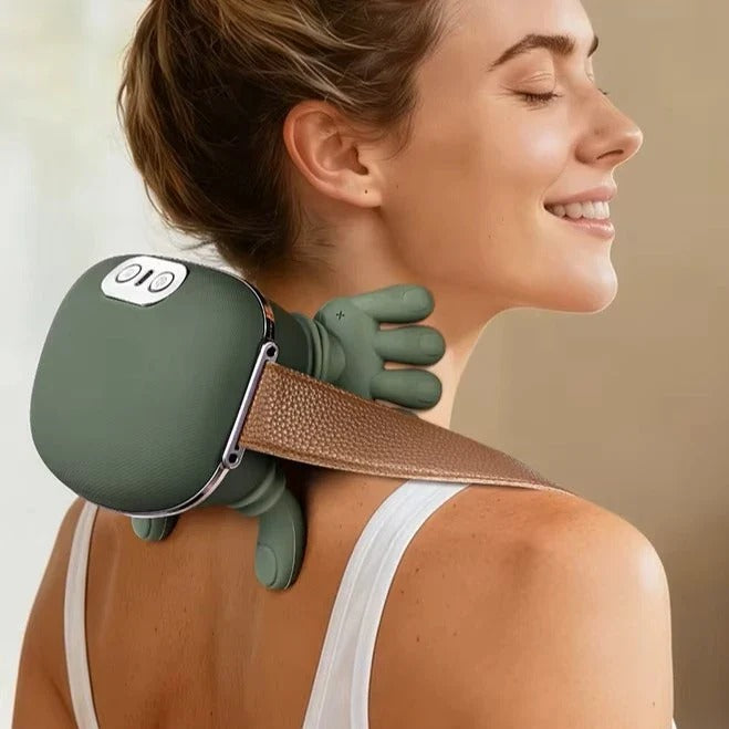 Mujer utilizando un masajeador cervical 4D con calor en el cuello