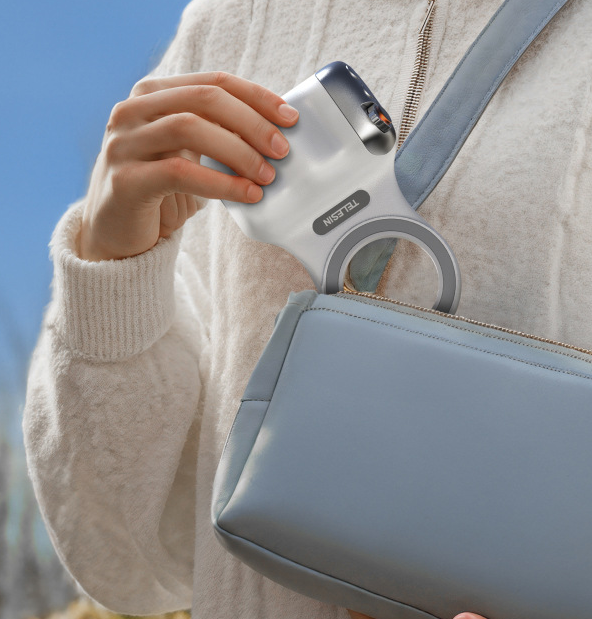 Grip magnético compacto TELESIN guardado en cartera por su diseño portátil